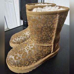 Uggs gold cheetah girls size 9